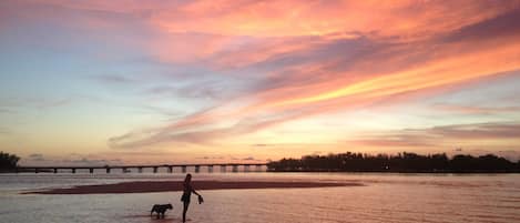 En la playa, camastros y toallas de playa