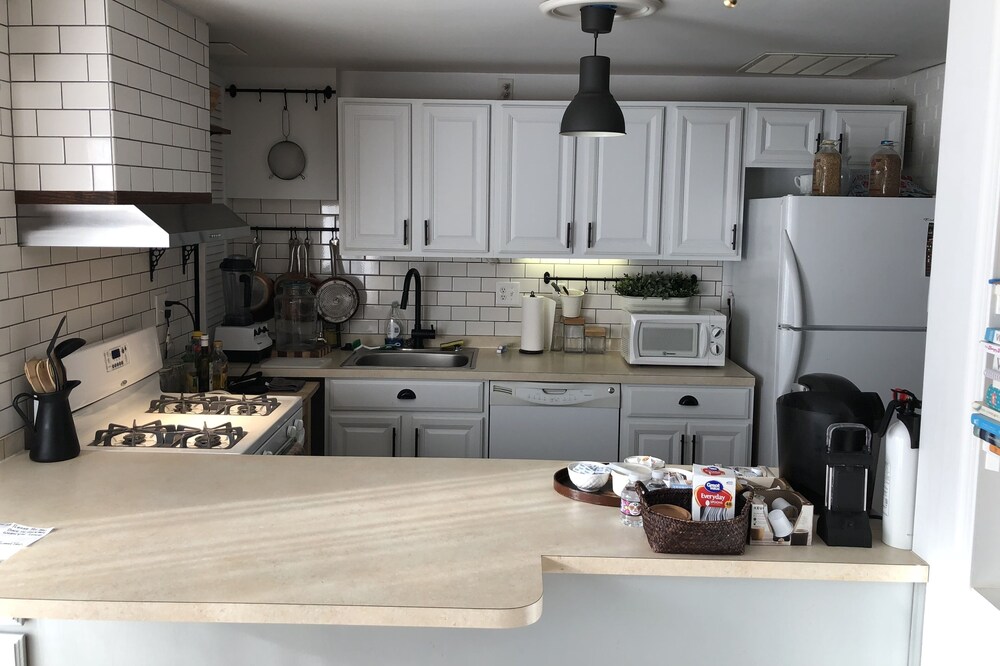 Cozy Designer two bedroom apartment, quiet neighborhood, close to many stores