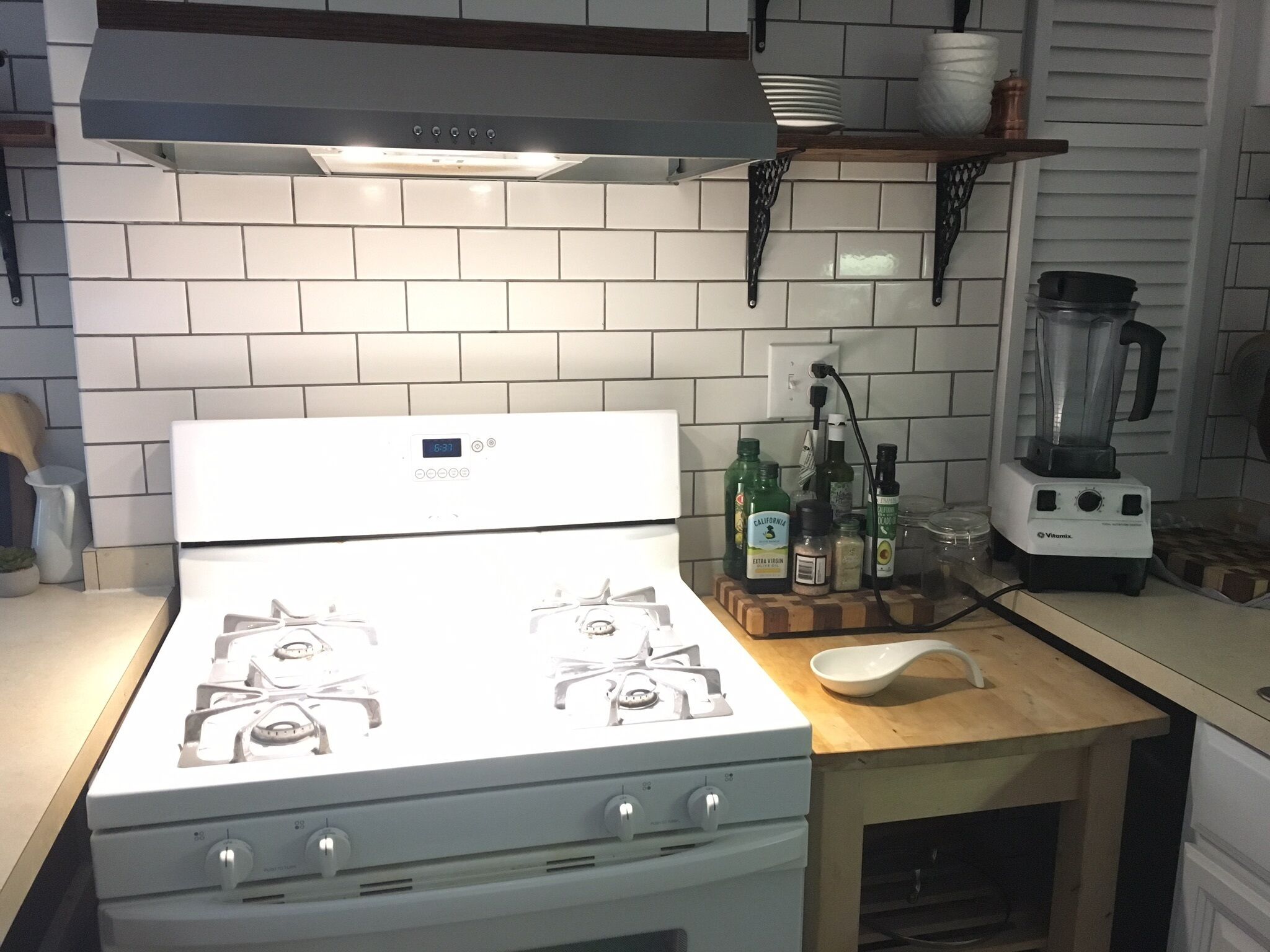 Cozy Designer two bedroom apartment, quiet neighborhood, close to many stores 