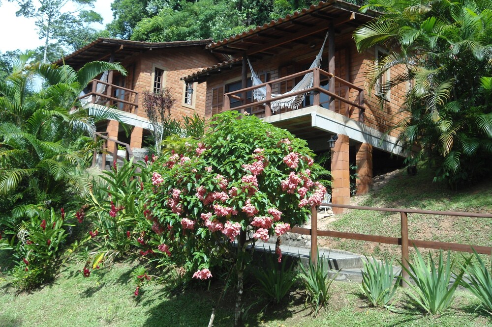 Bungalows Canto das Águas, waterfall with natural pool