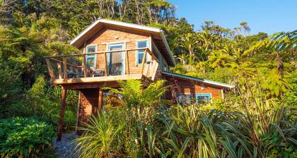 Cabbage Tree Cottage - Beautiful home, stunning location. Pet-friendly.