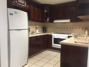 ثلاجة، فرن، ماكينة لصنع القهوة/الشاي، محمصة خبز