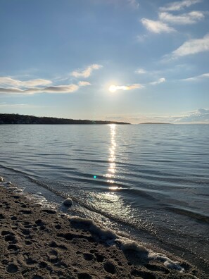 Nær stranden, solsenger og strandhåndklær