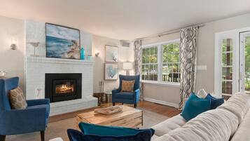 Smart TV, chimenea, reproductor de DVD y tenis de mesa