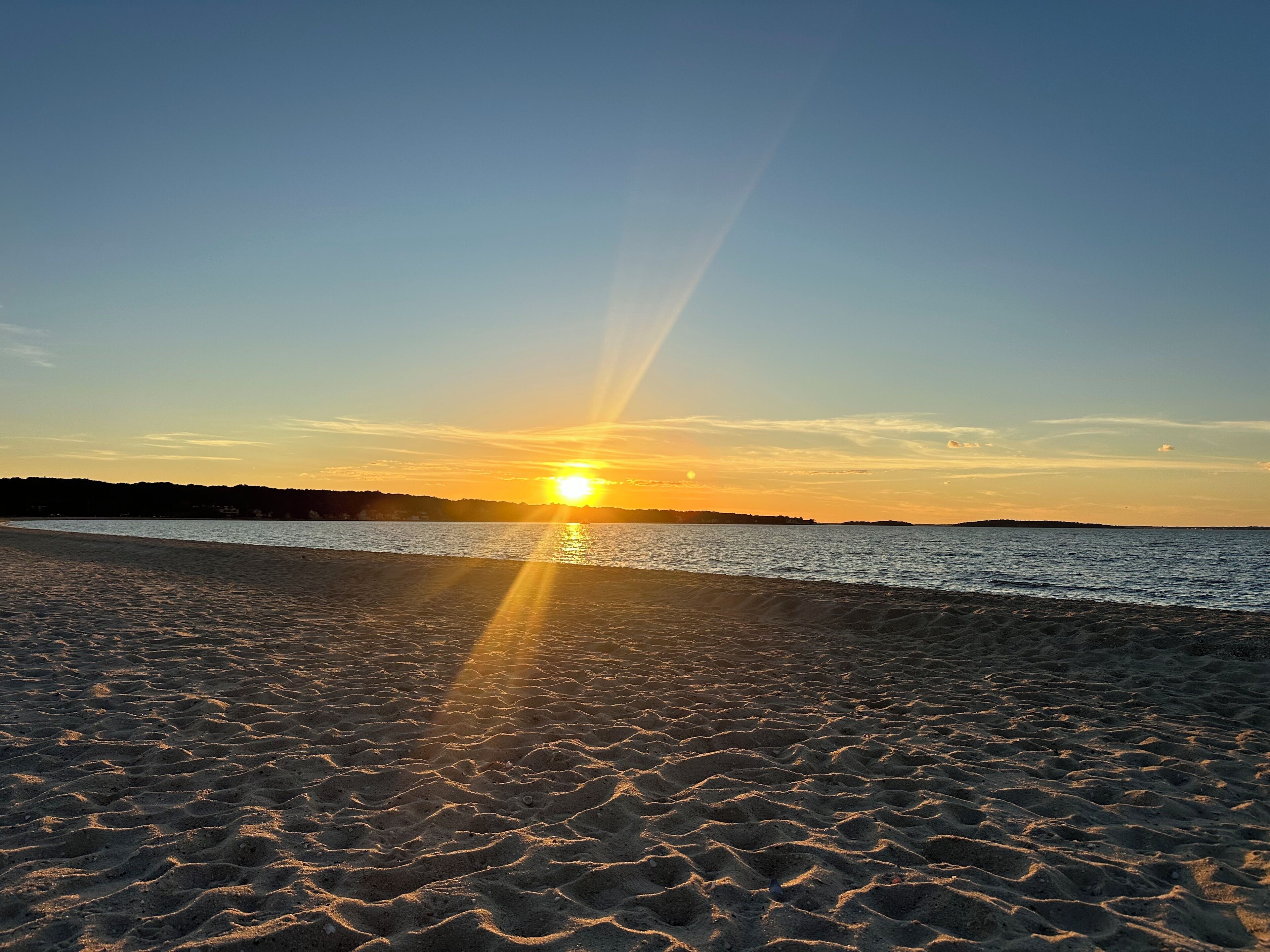 Vlak bij het strand, ligstoelen aan het strand, strandlakens