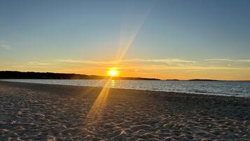 Playa en los alrededores, camastros y toallas de playa
