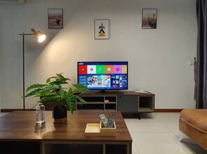 TV, video library - 4Bed Rooms Luxury Seaview Homestay@Gurney无敌海景四房套房 (Tanjung Tokong)