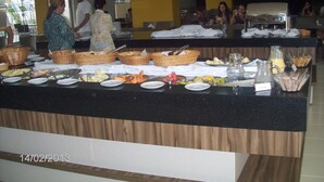 A buffet setup with various food items and beverages. - Luxurious apartment with a 5-star style water park near HOT PARK. (Rio Quente)