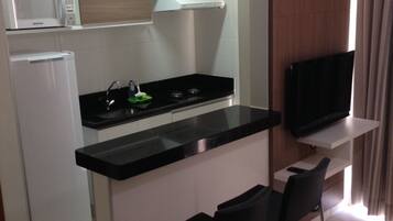 Geladeira, micro-ondas, cooktop, talheres/pratos/utensílios de cozinha