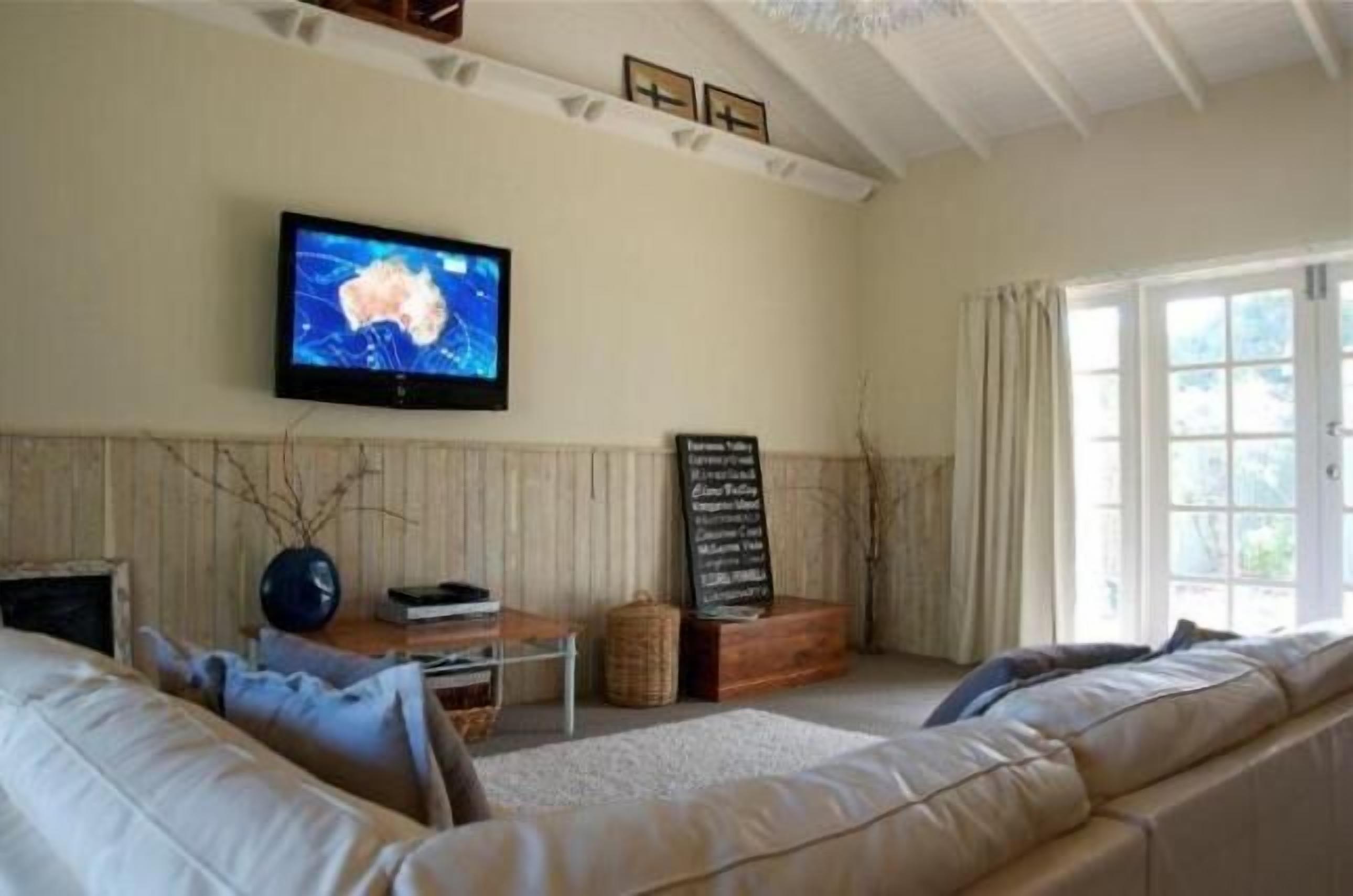 Just a short stroll to the river front & only minutes to the stunning surf beach