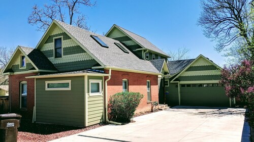 Large, 2-story Victorian home, w/ huge backyard & Flatiron views! Ideal location