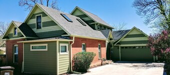 Large, 2-story Victorian home, w/ huge backyard & Flatiron views! Ideal location