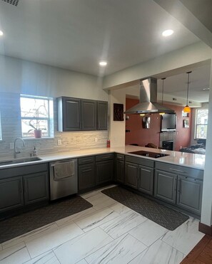Microwave, oven, stovetop, dishwasher - Large, 2-story Victorian home, w/ huge backyard & Flatiron views! Ideal location (Boulder)