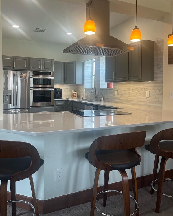 Microondas, horno, parrilla de estufa y lavavajillas 