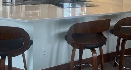 Large, 2-story Victorian home, w/ huge backyard & Flatiron views! Ideal location