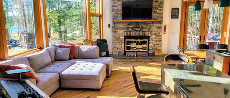 Smart-tv, een open haard, tafelvoetbal en een stereo