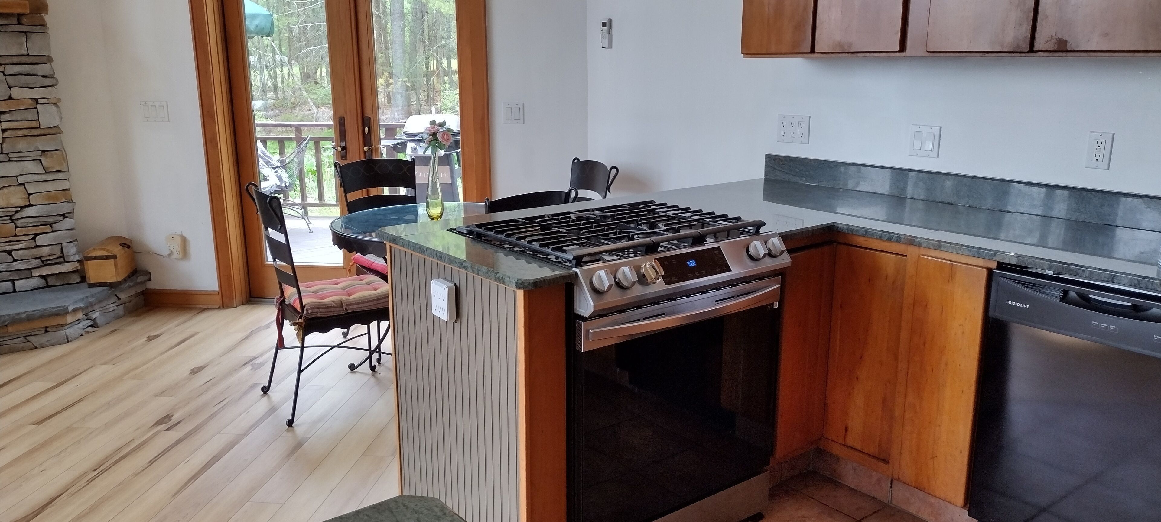 Lake Front Cozy Heated Floors Hot Tub Firepit Foosball Secluded Screened Porch