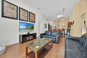 Smart TV, videojuegos, reproductor de DVD y futbolito 