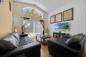 Smart TV, videogiochi, lettore DVD, tavolo da calcetto