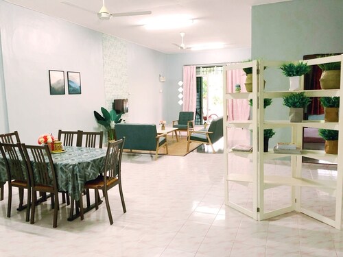 Deena Homestay (Utan Aji), Spacious, 6-8pax, Free Wifi