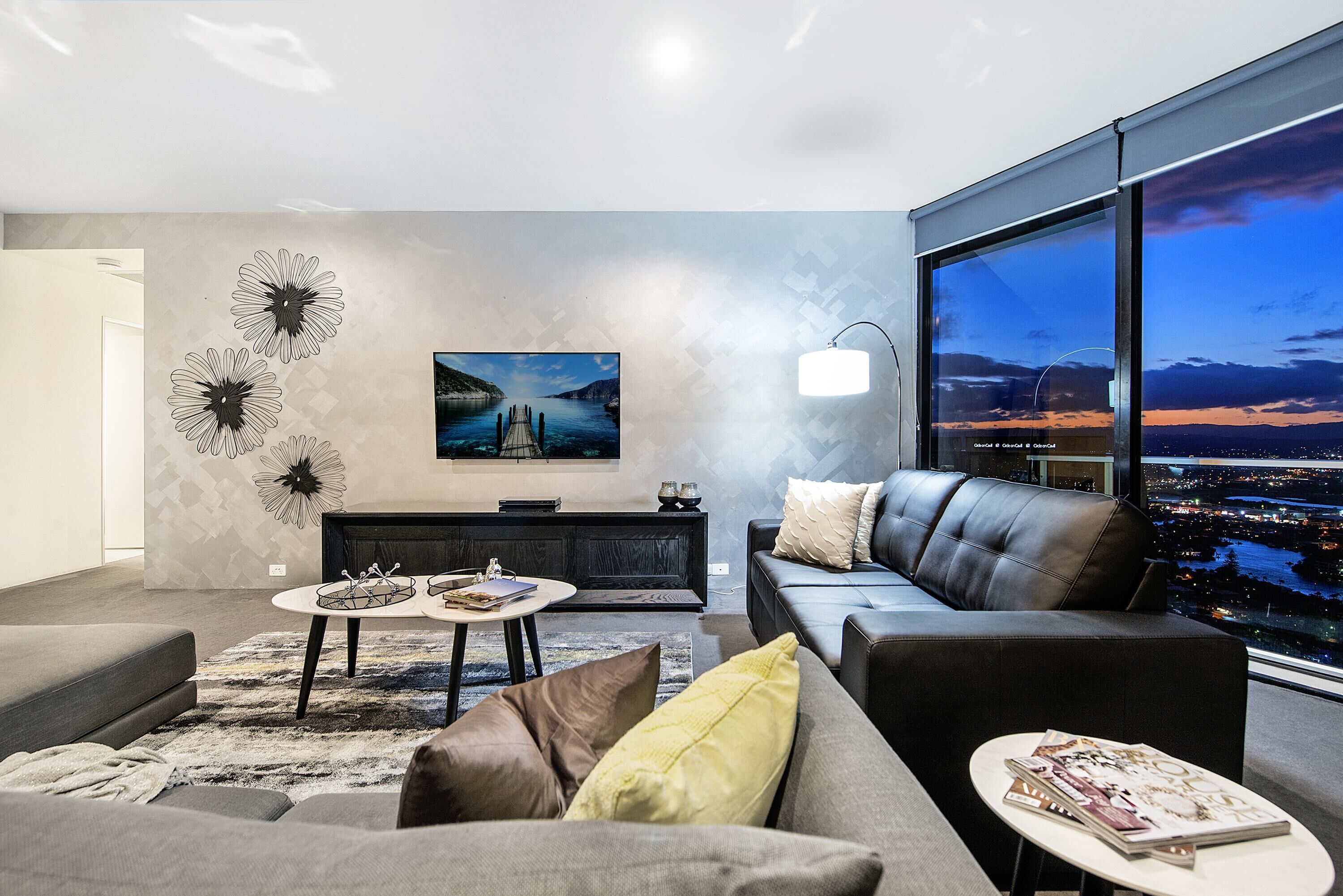 ♦️ Circle on Cavill – 3 Bedroom Sub Penthouse with Spa — Q Stay