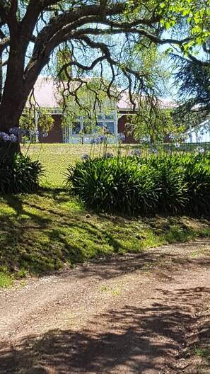 Property grounds - Boutique Home Hotel set at the crossroads to the grampians, GOR and the folkies (Terang)
