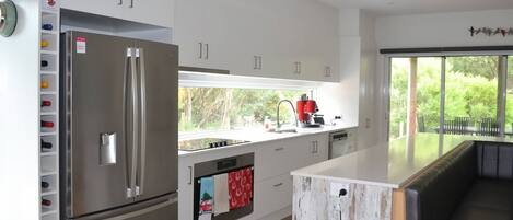 Refrigerador, microondas, horno, placa de cocina