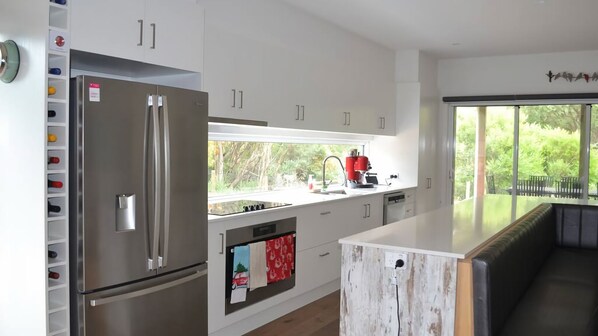 Kjøleskap, mikrobølgeovn, ovn og kokeplater