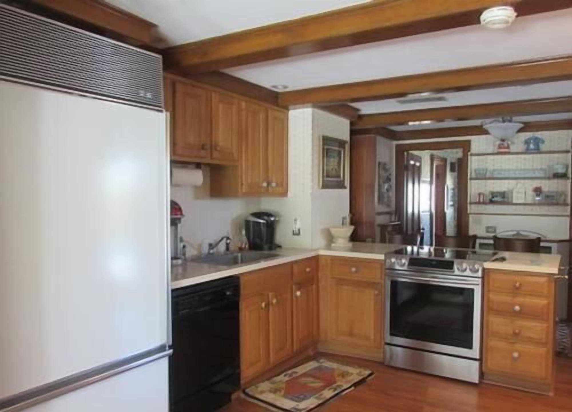 Beautiful Home In Chatham, MA. Private Pool. 2 Min Walk to Town, 8 to Beach! A/C