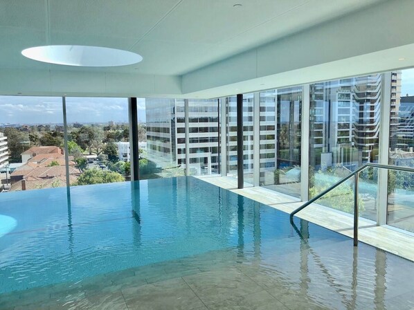 Indoor pool - Pride Fawkner Apt Bayview LX Free Parking Pool Gym (Melbourne)
