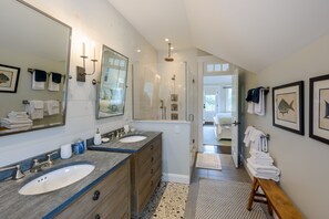 Kombination af bruser/badekar, hårtørrer, håndklæder, Toiletpapir