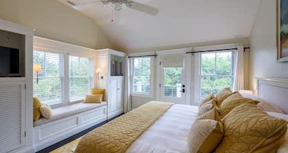 Katama Luxury - 5+ BR home w/ Heated Pool near the Field Club