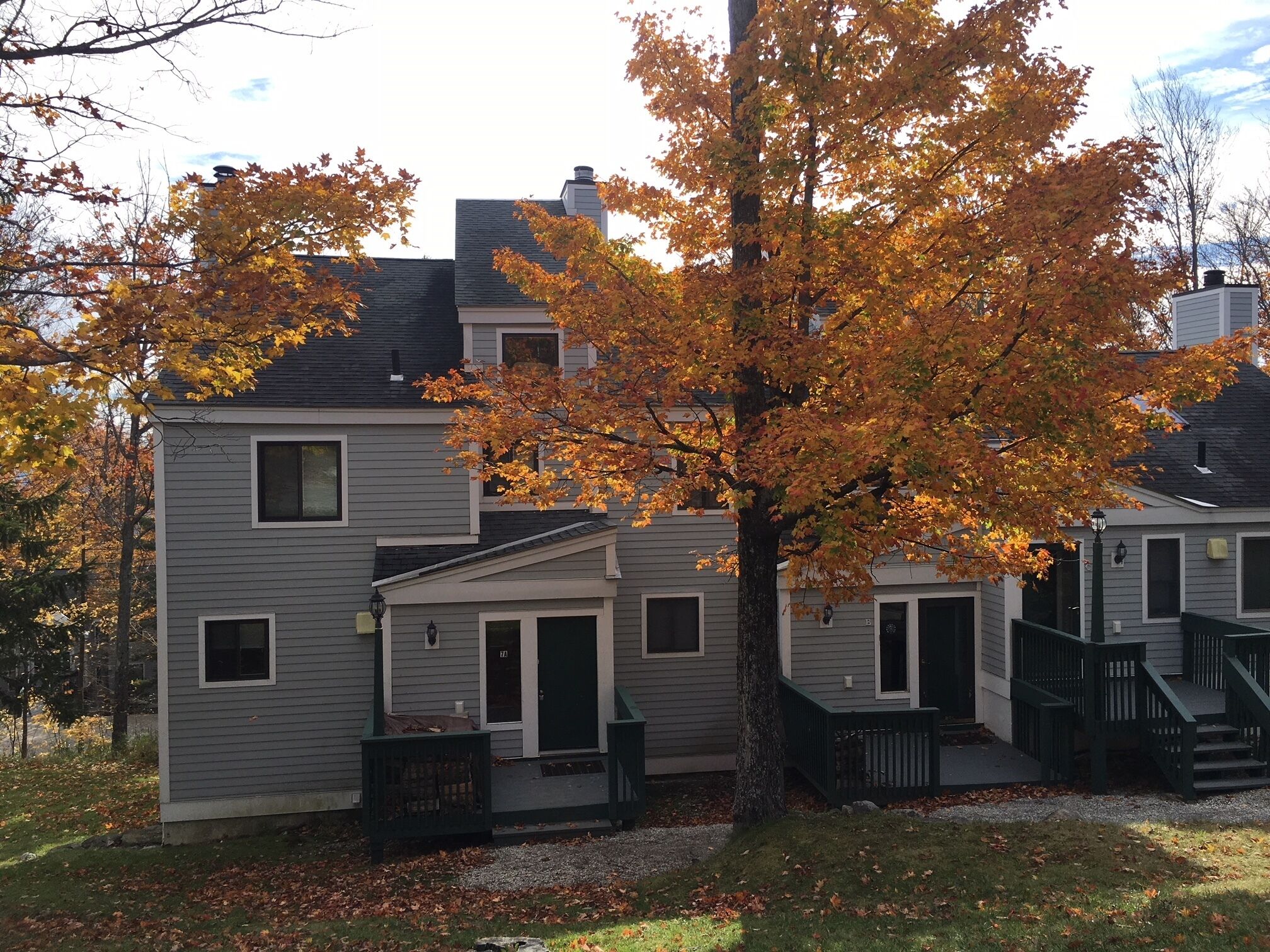 TRAILSIDE, Huge, Newly Renovated, 6 bedroom condo ski-on ski-off, sleeps 18