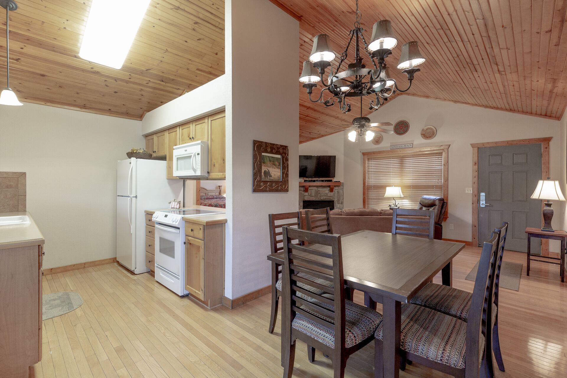 2Br, 2Ba, Sleep 8+, 2King,1 Bunk,1Qn Slpr,1 Crib, Amenities, Pets, Onsite Maint