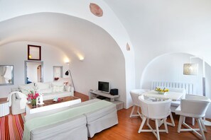 Smart TV, books, stereo