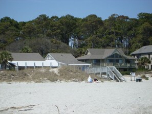 Una spiaggia nelle vicinanze, lettini da mare