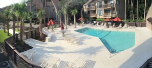 Outdoor pool - 90 Second Walk to Beach, 2 Hours Free Pickleball/Tennis Daily, Secure WIFI (Hilton Head Island)