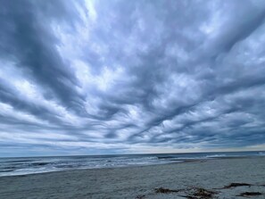 Nær stranden og solsenger