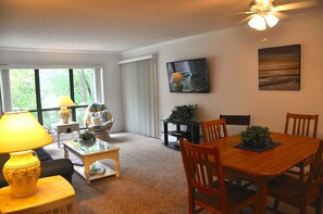 Smart TV, Netflix, DVD player, books - 90 Second Walk to Beach, 2 Hours Free Pickleball/Tennis Daily, Secure WIFI (Hilton Head Island)