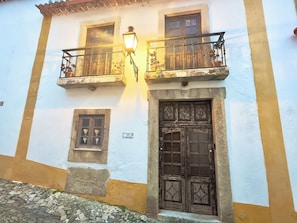 Exterior detail - Cosy House inside the Óbidos Castle (Casa do Candeeiro) (Óbidos)