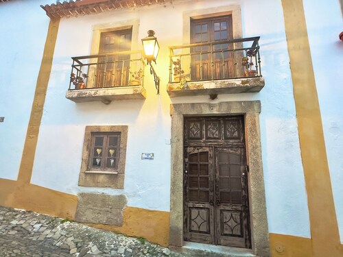 Cosy House inside the Óbidos Castle (Casa do Candeeiro)