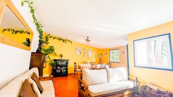 Smart-TV, Kamin, Bücher