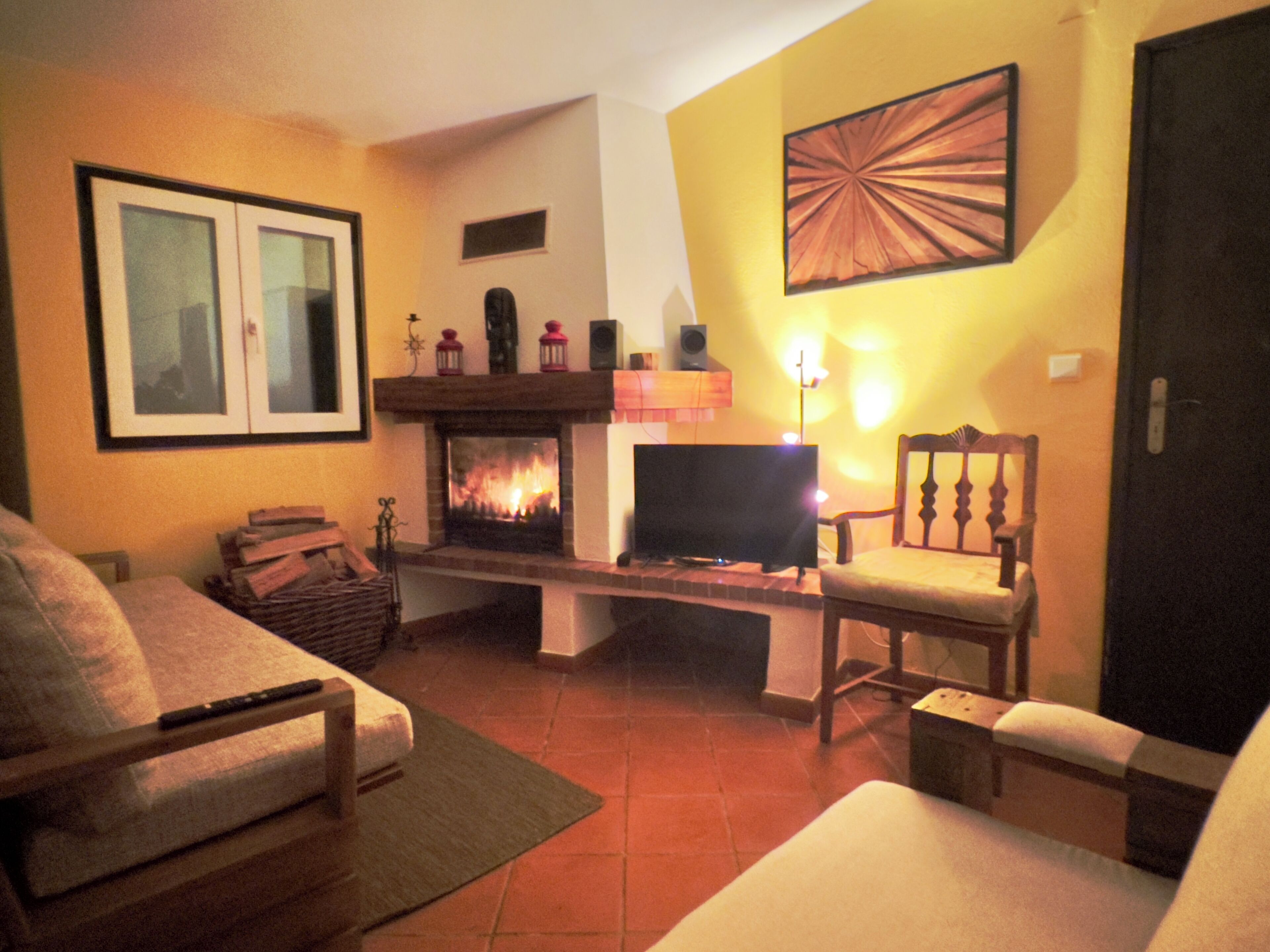 Smart-TV, Kamin, Bücher