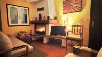 Smart-TV, Kamin, Bücher