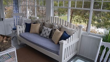 Smart-TV, Kamin, Bücher