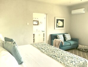 1 slaapkamer, een kluis op de kamer, een strijkplank/strijkijzer, wifi