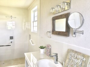 Dusche, Haartrockner, Handtücher, Toilettenpapier