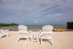 Plage, chaises longues, serviettes de plage