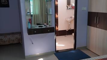 1 quarto, cofres nos quartos, ferros/tábuas de passar roupa