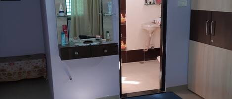1 bedroom, in-room safe, iron/ironing board, bed sheets